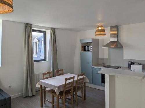 une cuisine et une salle à manger avec une table et des chaises dans l'établissement Appartement centre-ville Évreux, à Évreux