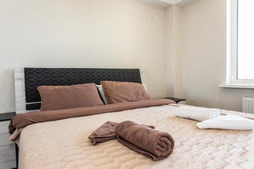 een slaapkamer met een groot bed en 2 handdoeken bij Apartment For You in Chişinău