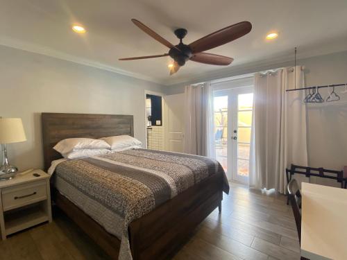1 dormitorio con 1 cama y ventilador de techo en Windsor Room en Phoenix