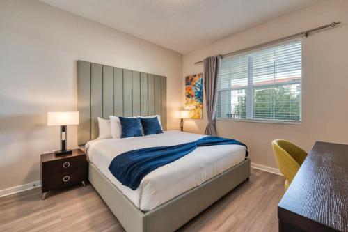 um quarto com uma cama grande e uma janela em Prime Location-Spacious Condo for 8 Guests em Orlando