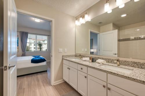 uma casa de banho com 2 lavatórios e um espelho grande em Prime Location-Spacious Condo for 8 Guests em Orlando