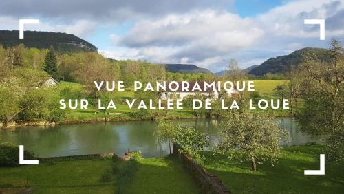 Una vista de un lago con las palabras "panoramaphrinesuper la value de" en Superbe logement "Loulaloue" ! en Ornans