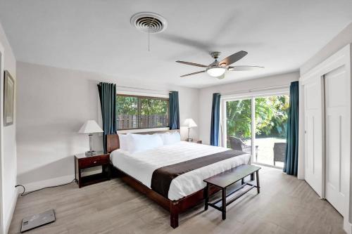 a bedroom with a bed and a ceiling fan at Windward Escape in Fort Lauderdale