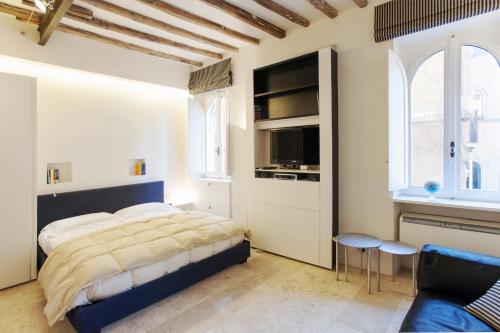 ローマにあるOroのベッドルーム1室(ベッド1台、テーブル、椅子付)