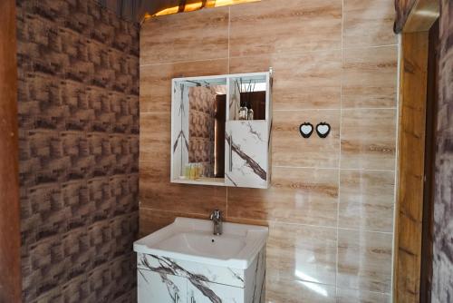 ein Bad mit einem Waschbecken und einem Spiegel in der Unterkunft Solana Desert Camp & Tour in Wadi Rum