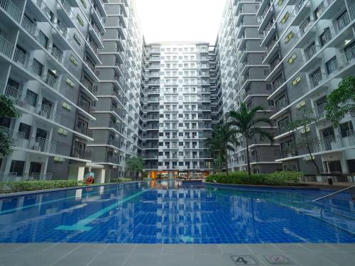 uma piscina em frente a dois edifícios de apartamentos em Amazing Condo Unit close to MOA em Manila