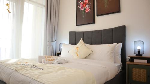 um quarto com uma grande cama branca com almofadas brancas em Your Sleek Transit 1BR Oasis Hideaway em Abu Dhabi
