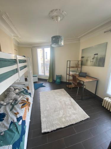 une chambre avec un lit, un bureau et une table dans l'établissement Appartement familiale de 75m2 en plein cœur de paris, à Paris