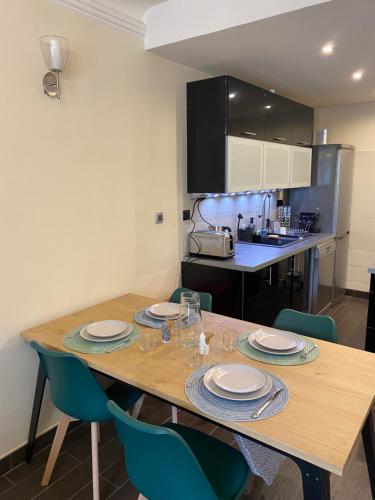 une cuisine avec une table en bois et des plaques de cuisson. dans l'établissement Appartement familiale de 75m2 en plein cœur de paris, à Paris