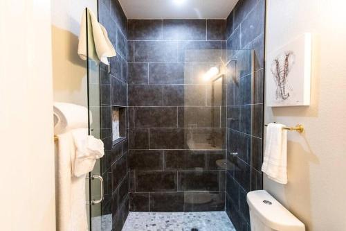 bagno con doccia e porta in vetro di Military-Restaurants-Fast-WiFi-A C-W D-Pets-Park- a San Diego