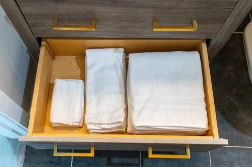 pudełko pełne białych ręczników na półce w obiekcie Professionals-Restaurants-Fast-WiFi-A C-W D-Pets w mieście San Diego