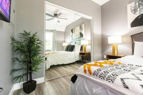 Healthcare&Business-Professionals-Pets A C Wi-Fi في سان دييغو: غرفة نوم مع مرآة كبيرة وسرير