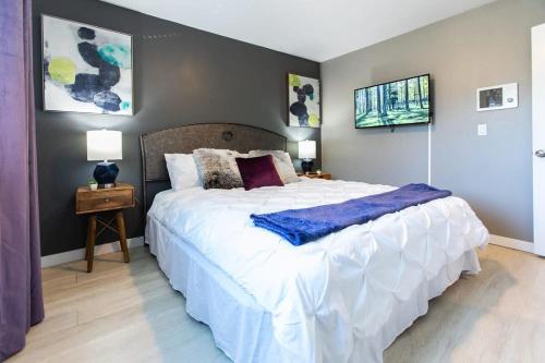 een slaapkamer met een groot bed met witte lakens bij Healthcare-Professionals-King-FreeParking-Wifi-Pet in San Diego