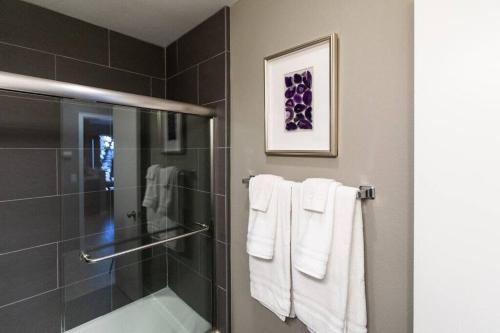 a bathroom with a glass shower and white towels at Healthcare-Professionals-King-FreeParking-Wifi-Pet in San Diego