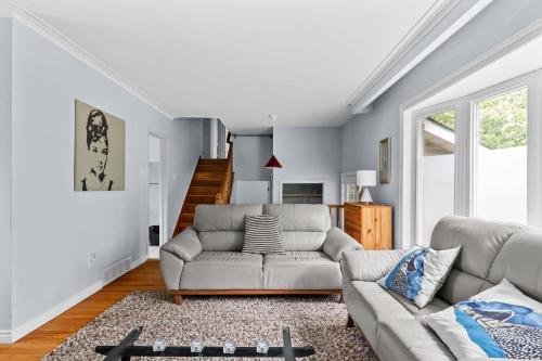 ein Wohnzimmer mit einem Sofa und einem Tisch in der Unterkunft 3 BR Oakville House Picturesque Neighbourhood in Oakville