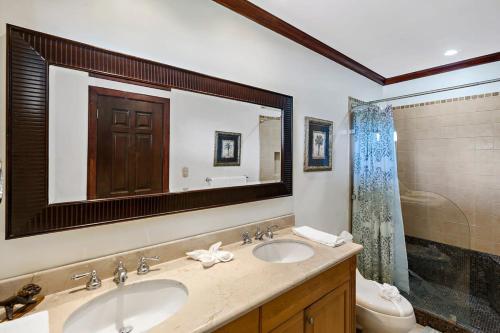 a bathroom with two sinks and a shower at Remodeled Top-Floor Flamingo Condo with Outstanding Ocean Views in Playa Flamingo