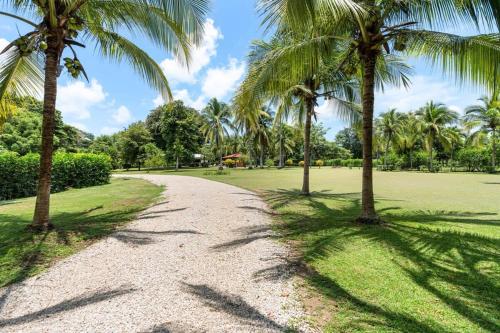 3-BD Home with Pool Walk to Beachにある庭