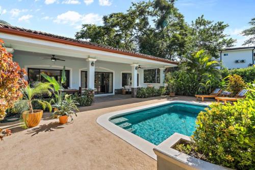 Piscina de la sau aproape de Stylish Home with Chic Decor, Luxury Amenities & Tropical Outdoor Oasis with Sparkling Private Pool