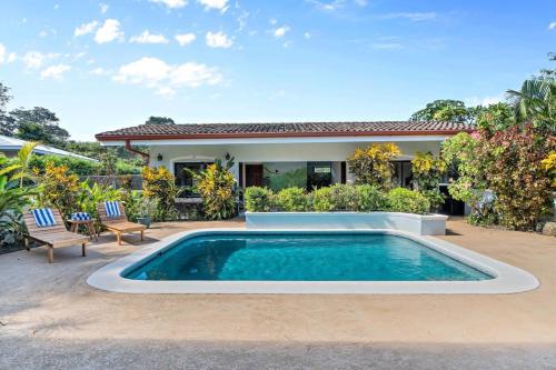 Piscina de la sau aproape de Stylish Home with Chic Decor, Luxury Amenities & Tropical Outdoor Oasis with Sparkling Private Pool
