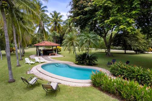 3-BD Home with Pool Walk to Beachの敷地内または近くにあるプール