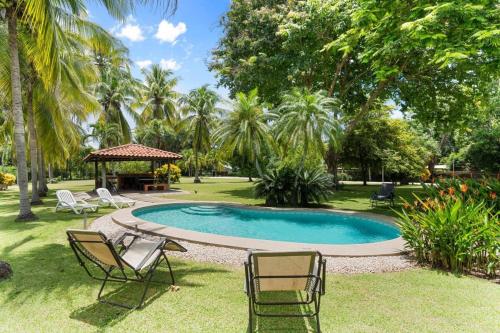 3-BD Home with Pool Walk to Beachの敷地内または近くにあるプール