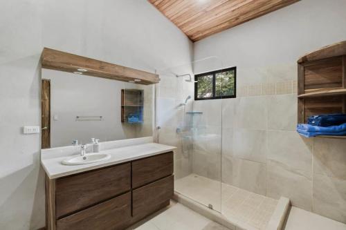 La salle de bains est pourvue d'un lavabo et d'une douche. dans l'établissement 3-BD Beauty 1 Block from Beach, à Potrero