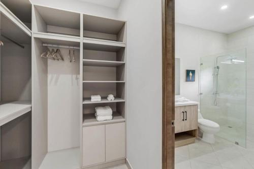 La salle de bains est pourvue d'une douche, de toilettes et d'un lavabo. dans l'établissement Casa Vi, à Brasilito