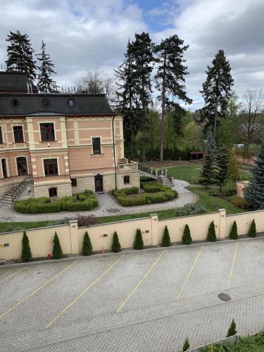 an empty parking lot in front of a building at Apartamenty Astor - Księżycowy in Szczawno-Zdrój