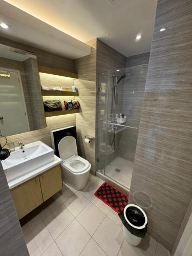 ein Bad mit einem WC, einem Waschbecken und einer Dusche in der Unterkunft Nice one BR condo free pool in Commonwealth QC in Manila