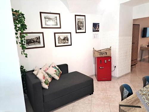 カターニアにあるU Liotru homeのリビングルーム(黒いソファ、赤いドア付)