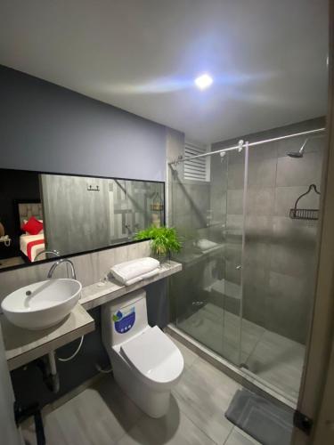 La salle de bains est pourvue de toilettes, d'un lavabo et d'une douche. dans l'établissement Hotel BRC, à Bucaramanga