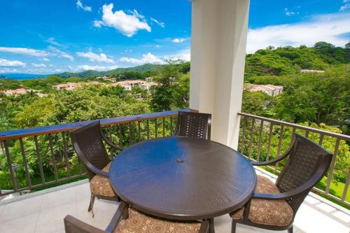 Μπαλκόνι ή βεράντα στο Classy artsy ocean-view unit near pool at Pacifico in Coco sleeps 6