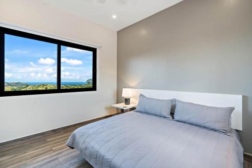Una cama o camas en una habitación de Mountaintop 4-Bedroom with Pool Huge Views