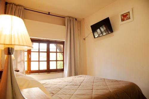 um quarto com uma cama e uma janela em HOSTERIA AKINO em Esquel
