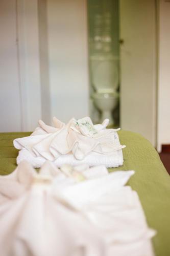 uma pilha de toalhas brancas sentadas numa mesa em HOSTERIA AKINO em Esquel