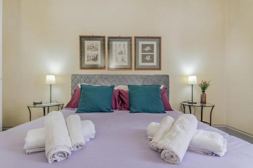 ローマにあるVaticano Houseのベッドルーム1室(大型ベッド1台、タオル付)