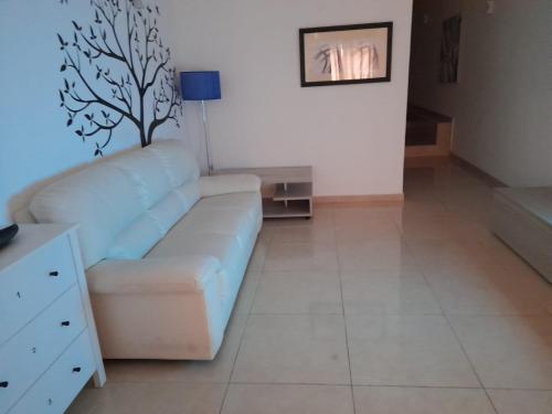 sala de estar con sofá blanco y lámpara en Holiday Apartment, Gzira, Malta, en Il-Gżira