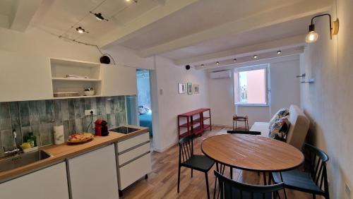 a kitchen and dining room with a table in a room at Arbanella in Corniglia