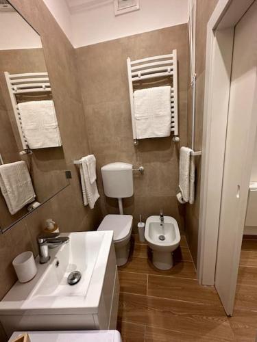 a bathroom with a white sink and a toilet at Casa Manú centro Bologna in Bologna