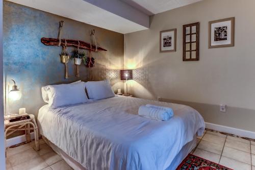 1 dormitorio con 1 cama blanca grande en una habitación en Oceanfront * Pool * Elevator * Boardwalk, en Carolina Beach