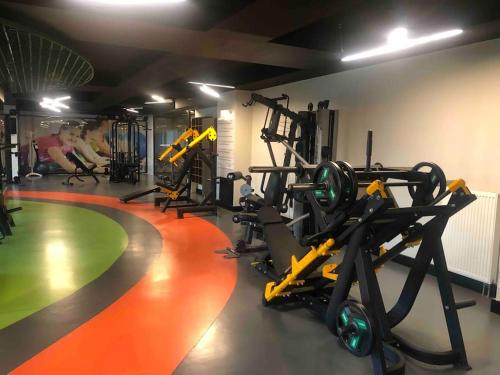 a gym with treadmills and machines in a room at Kendi evinizdeymiş gibi konaklama fırsatı.TÜM EV in Istanbul