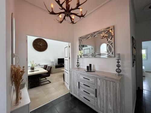 ein Wohnzimmer mit einem großen Spiegel und einer Kommode in der Unterkunft Villa with private pool and jacuzzi - EN10LT in Torre-Pacheco
