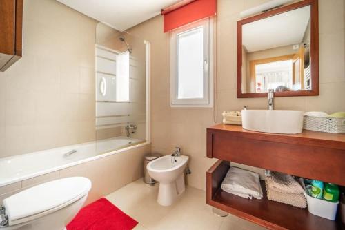 uma casa de banho com um lavatório, um WC e um espelho. em Stunning 2 bedroom townhouse - CE33LT em Torre-Pacheco