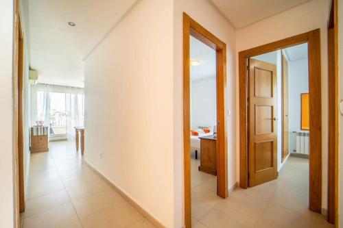 einen Flur mit einer Tür, die zu einer Küche führt in der Unterkunft Sunny apartment at La Torre Golf Resort - AO3031LT in Torre-Pacheco
