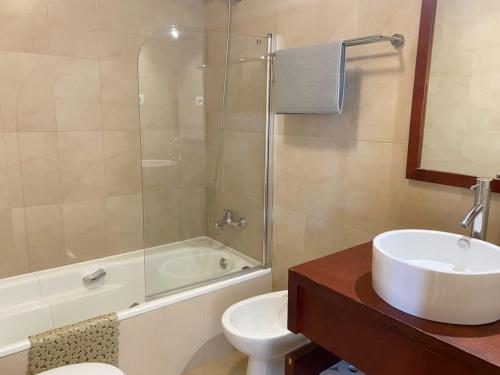 RoldánにあるApartment with pool & golf views - ER2113LTの洗面台、トイレ、シャワー付きのバスルーム