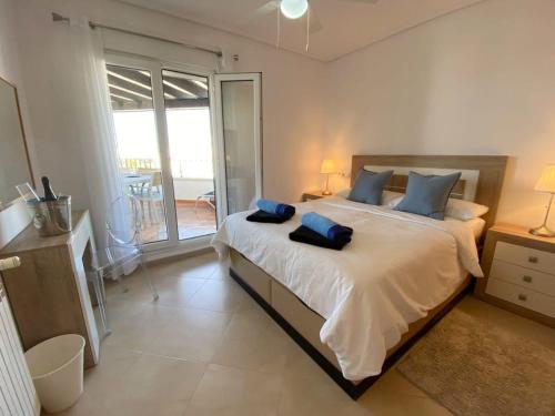Un dormitorio con una cama grande con almohadas azules. en Beautiful sunny penthouse pool views - RA2532LT, en Los Tomases