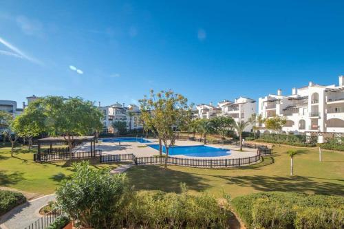 un apartamento con piscina en un parque en Beautiful sunny penthouse pool views - RA2532LT, en Los Tomases