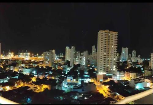 uma vista para uma cidade à noite com luzes em Precioso apto cerca al centro historico em Cartagena de Indias