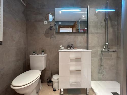 y baño con aseo, lavabo y ducha. en A Lovely Two Bedroom Apartment at La Torre Golf Resort - PA721LT, en Roldán