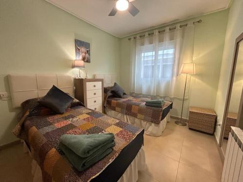 1 dormitorio con 2 camas y ventana en A Lovely Two Bedroom Apartment at La Torre Golf Resort - PA721LT, en Roldán